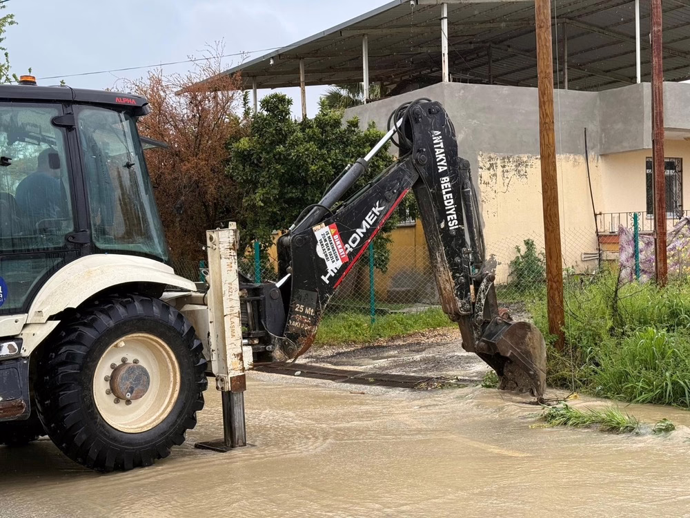 ANTAKYA BELEDİYESİ EKİPLERİ TEYAKKUZDA
SEL VE TAŞKIN YAŞANAN NOKTALARDAKİ SAHA ÇALIŞMALARI YERİNDE İNCELENDİ